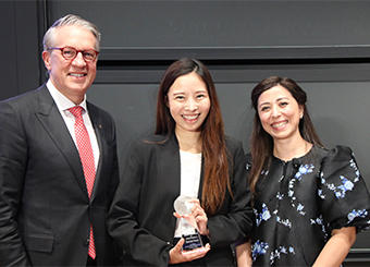 Dahee Chung holds her second place award with Dean Giannobile and Dr Hawazin Elani.